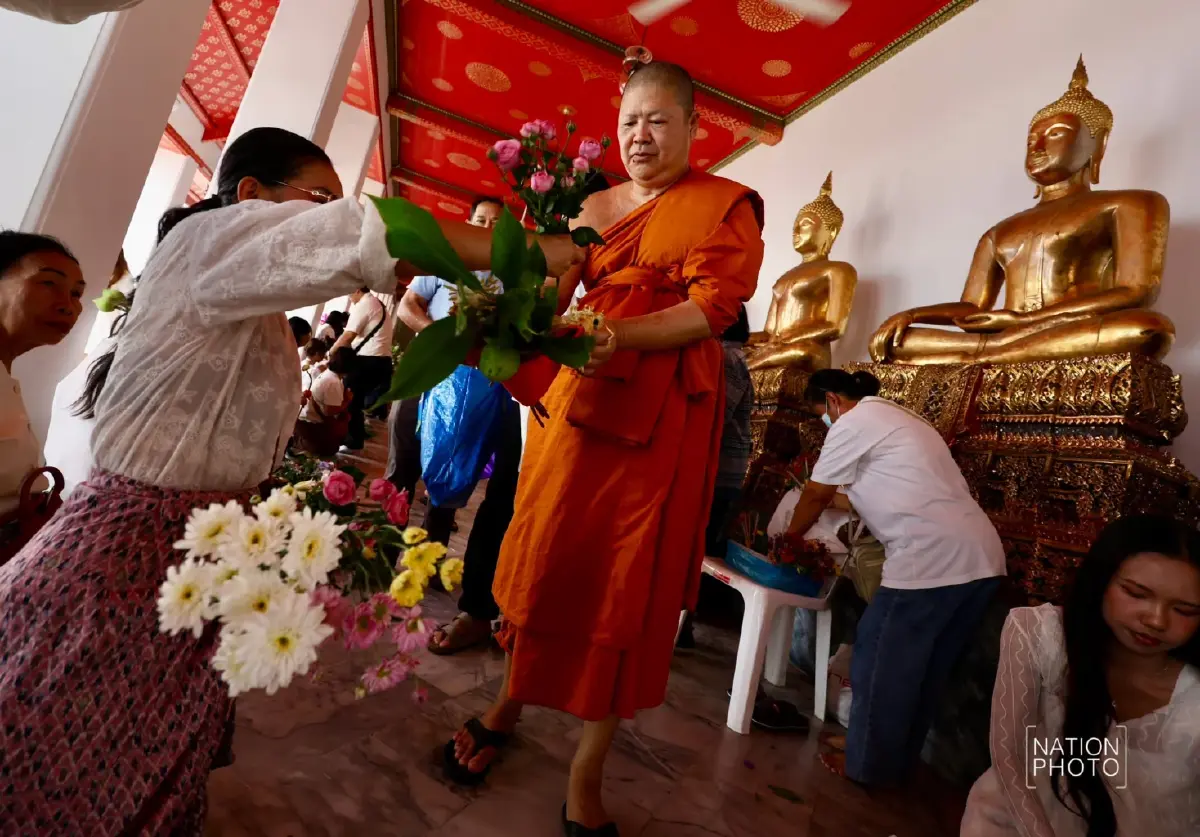 หนึ่งปีมีครั้ง “ตักบาตรดอกไม้” วัดโพธิ์ วันเข้าพรรษา 69 พุทธศาสนิกชนร่วมทำบุญแน่น