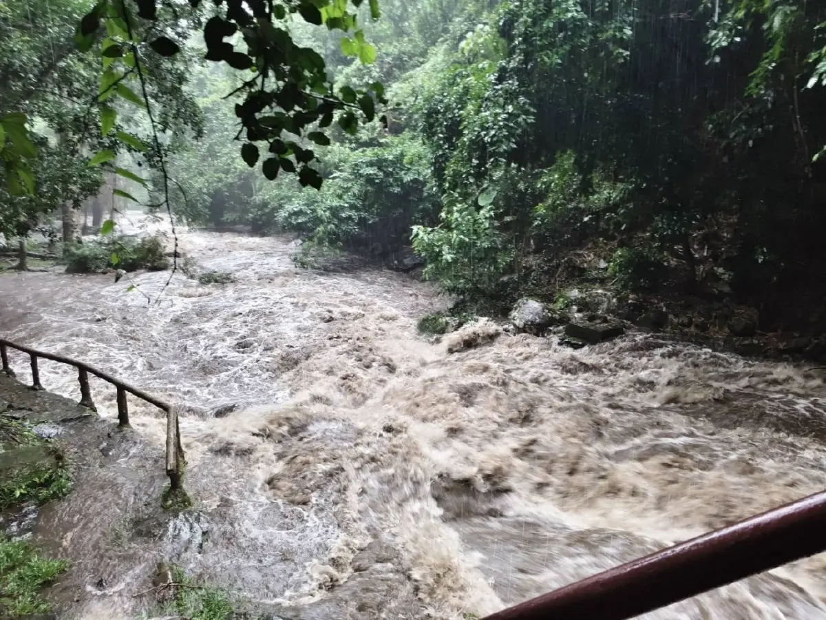 สั่งปิด 'น้ำตกป่าละอู' แก่งกระจาน เซ่นพิษฝนตกหนัก-น้ำป่าไหลหลาก