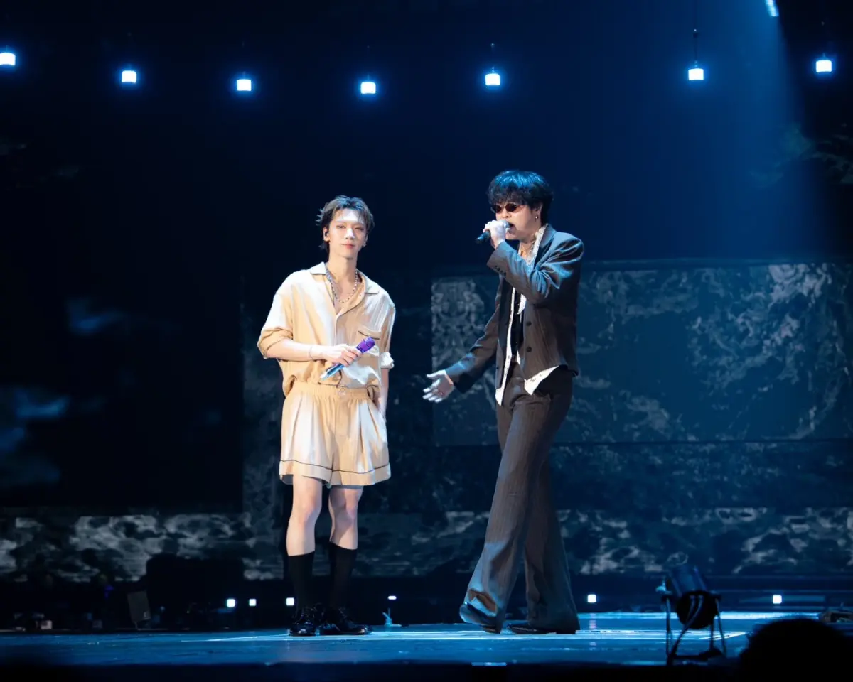 ลุค 'Ten Lee' ในชุดนอน Saint Laurent ขึ้นเวทีคอนเสิร์ต TEN : CORE0110