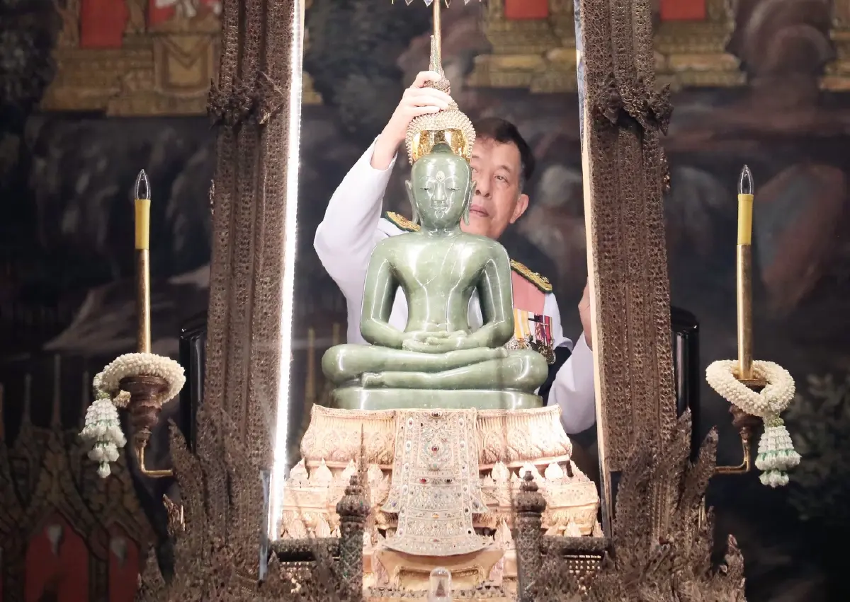 ในหลวง-พระราชินี เสด็จฯ ทรงเปลี่ยนเครื่องทรงฤดูฝน ถวายพระพุทธมหามณีรัตนปฏิมากร