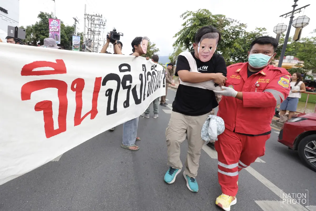 ระทึก! ปะทะหน้าสถานกงสุลจีน เจ็บ 2 ประท้วงเหมืองเมียนมาปล่อยสารพิษลงแม่น้ำ