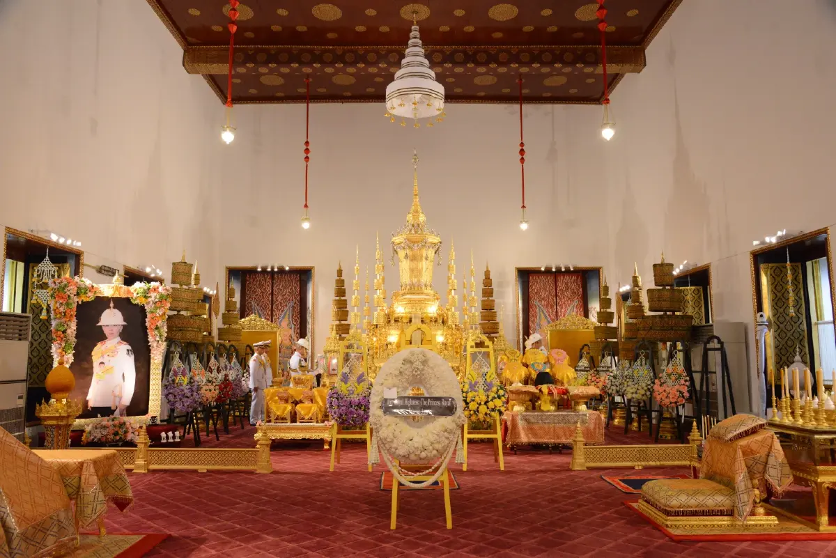 เจ้าหญิงแอนน์ ทรงวางพวงมาลาถวายสักการะพระโกศ พระพันปีหลวง-เจ้าฟ้าพัชรกิติยาภาฯ