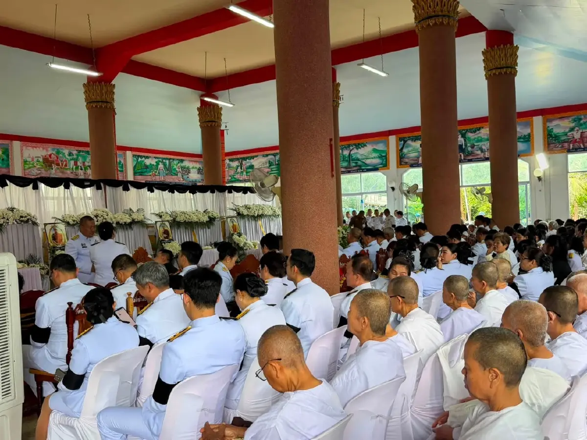ทั่วสารทิศเกือบหมื่นคน ร่วมพิธีพระราชทานเพลิงศพพระ 7 รูป ถูกรถชนดับ
