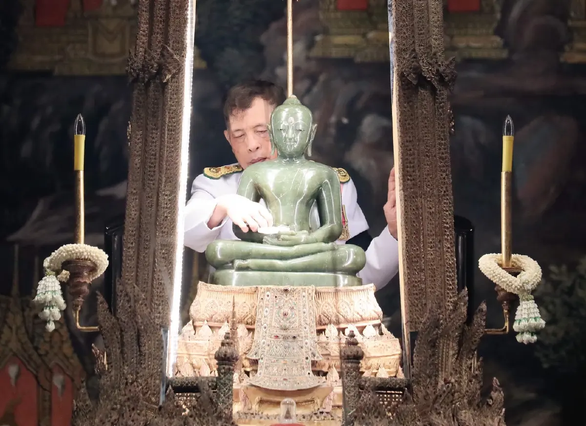 ในหลวง-พระราชินี เสด็จฯ ทรงเปลี่ยนเครื่องทรงฤดูฝน ถวายพระพุทธมหามณีรัตนปฏิมากร