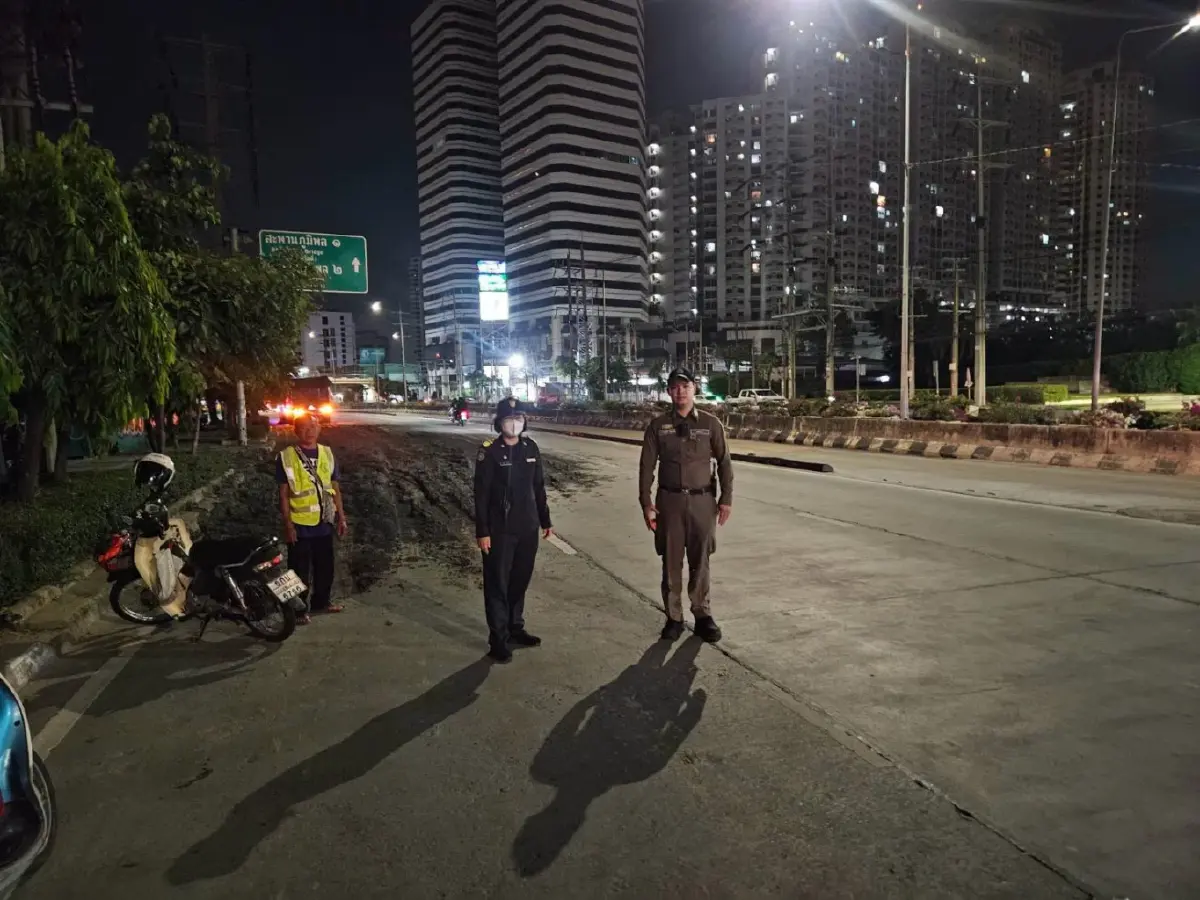 ฉีดน้ำ เคลียร์เส้นทางด่วน รถบรรทุกทำดินเลนตกหล่น ถนนพระรามที่ 3