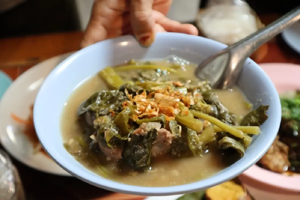 จาก "ลาบไก่" ถึง "ขนมเกลือ" อาหารเหนือมื้อง่ายๆ แบบคน ‘เชียงใหม่’