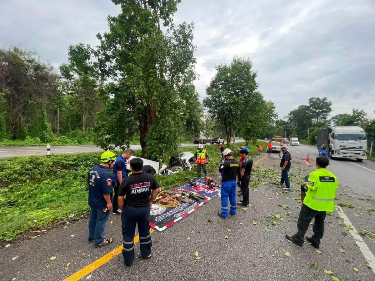 ฝนตกถนนลื่น เกิดอุบัติเหตุรถพลิกคว่ำถี่ ล่าสุดลำปางตาย 2