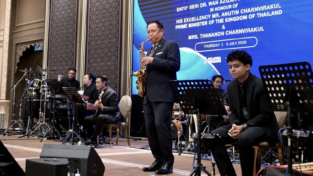 ‘อนุทิน’ โชว์ลูกคอ‘อันวาร์’ ถึงมาเลเซีย เป่าแซกฯ-ร้องเพลง My way