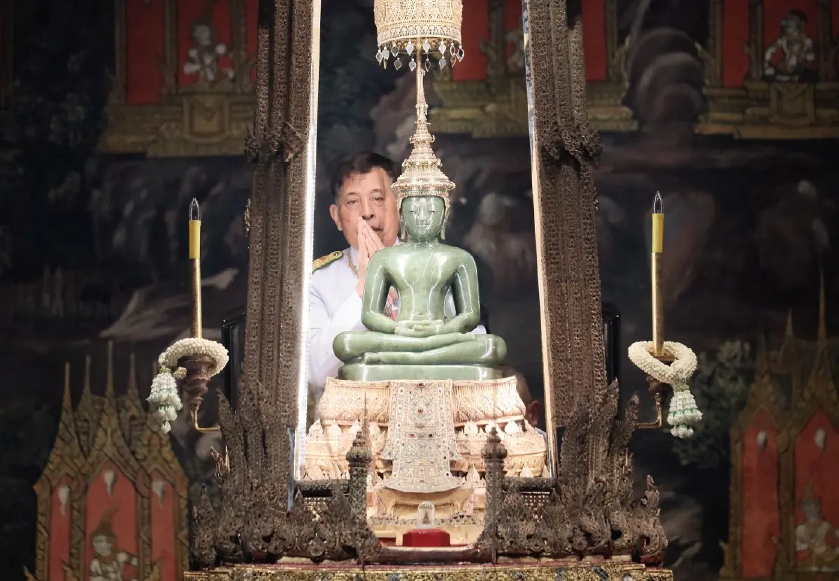 ในหลวง-พระราชินี เสด็จฯ ทรงเปลี่ยนเครื่องทรงฤดูฝน ถวายพระพุทธมหามณีรัตนปฏิมากร