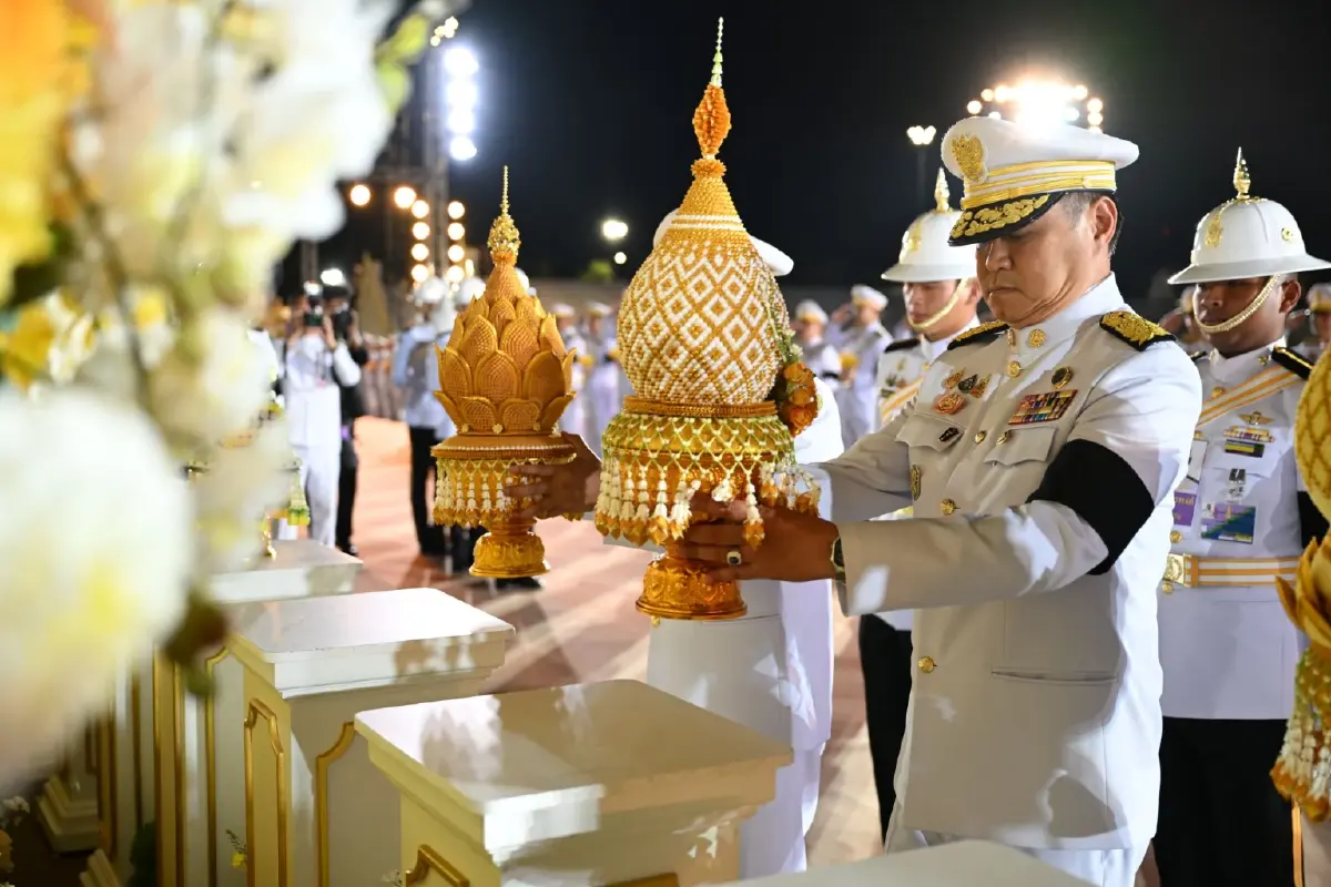 นายกฯ เป็นประธานพิธีถวายเครื่องราชสักการะ-จุดเทียนถวายพระพรชัยมงคล เนื่องในวันเฉลิมพระชนมพรรษา