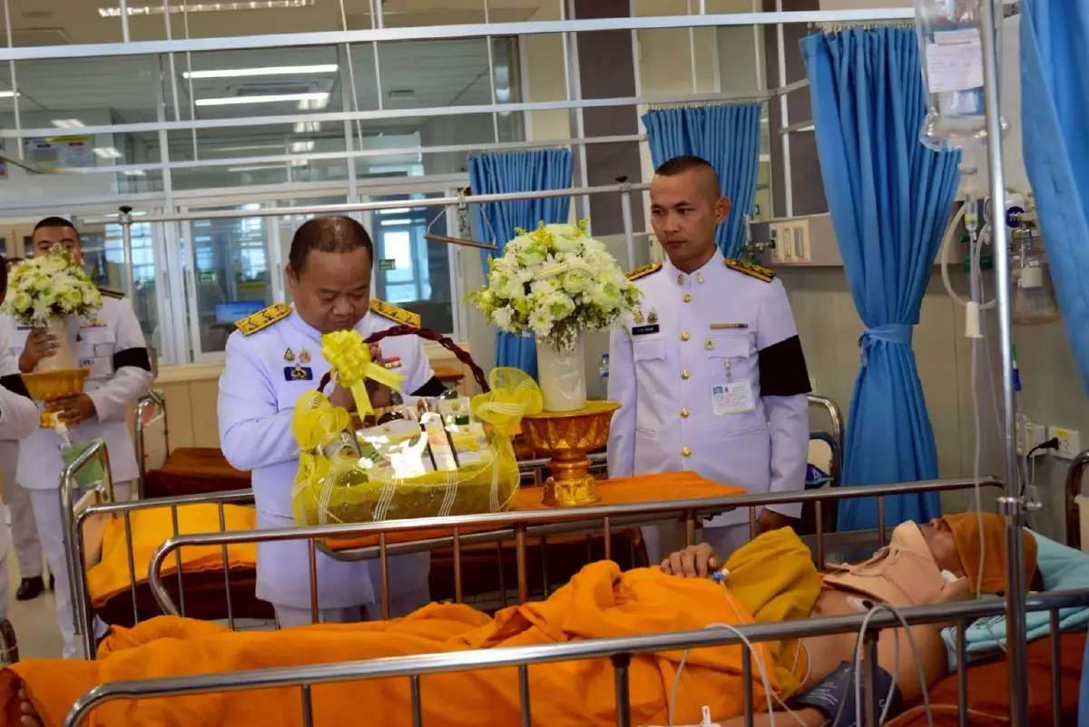 ในหลวง ทรงรับผู้บาดเจ็บ-เสียชีวิต เหตุรถชนพระธุดงค์ มุกดาหาร ไว้ในพระบรมราชานุเคราะห์