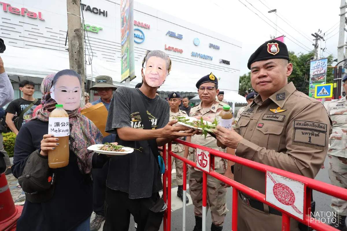 ระทึก! ปะทะหน้าสถานกงสุลจีน เจ็บ 2 ประท้วงเหมืองเมียนมาปล่อยสารพิษลงแม่น้ำ