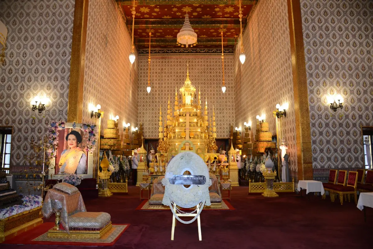เจ้าหญิงแอนน์ ทรงวางพวงมาลาถวายสักการะพระโกศ พระพันปีหลวง-เจ้าฟ้าพัชรกิติยาภาฯ