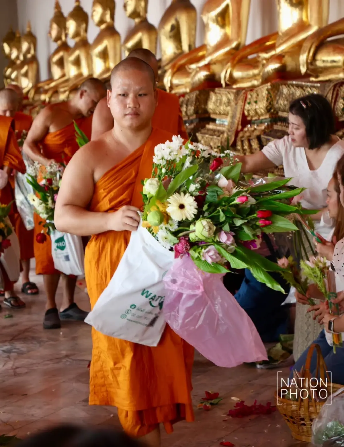 หนึ่งปีมีครั้ง “ตักบาตรดอกไม้” วัดโพธิ์ วันเข้าพรรษา 69 พุทธศาสนิกชนร่วมทำบุญแน่น