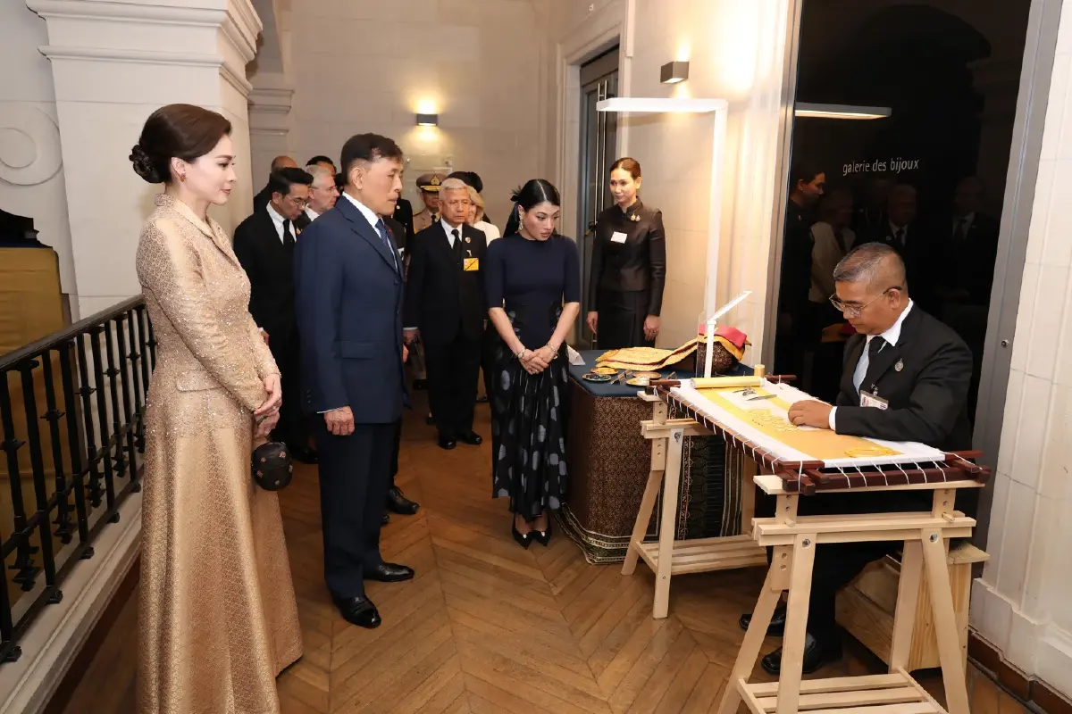 ในหลวง-พระราชินี เสด็จฯ ทอดพระเนตรนิทรรศการ “ราชพัสตราสู่สากล” ณ กรุงปารีส สาธารณรัฐฝรั่งเศส
