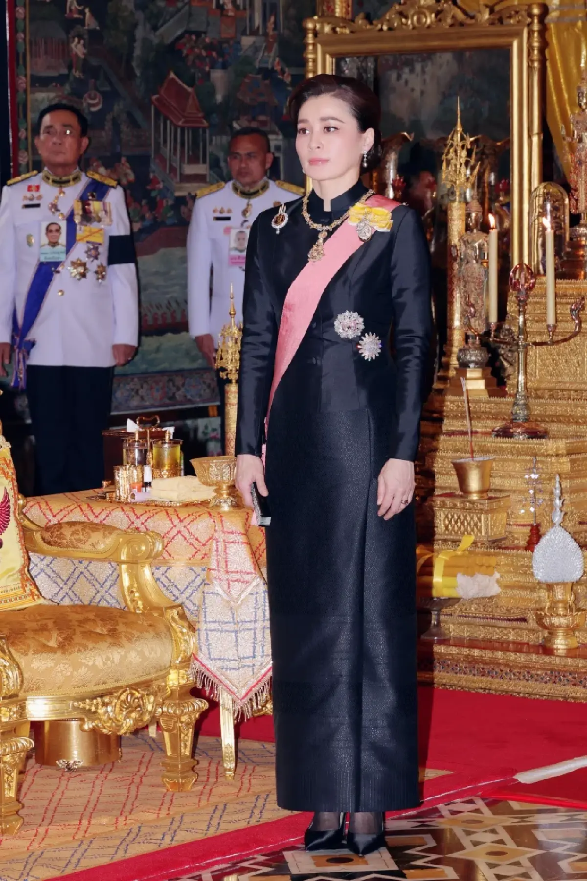 ในหลวง-พระราชินี เสด็จฯ ทรงเปลี่ยนเครื่องทรงฤดูฝน ถวายพระพุทธมหามณีรัตนปฏิมากร