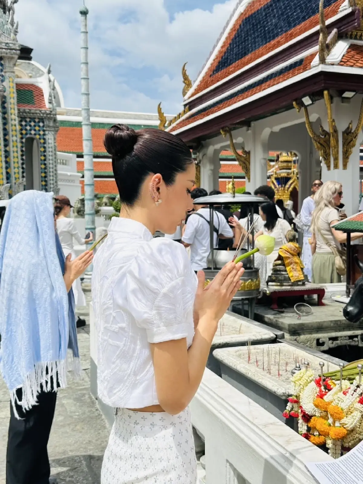'หนิง ปัทมา' เข้าวัดพระแก้ว-ศาลหลักเมือง สาบานยืนยันความบริสุทธิ์ใจ