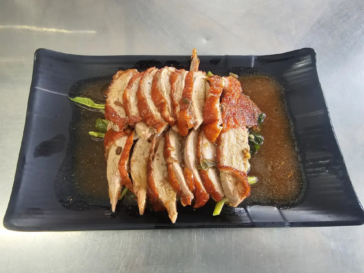‘เป็ดย่างเตาถ่าน’ ตำนาน 60 ปิ ที่ร้าน ‘ซอย 6 โภชนา’ จุฬาซอย 11