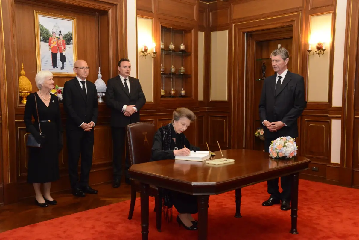 เจ้าหญิงแอนน์ ทรงวางพวงมาลาถวายสักการะพระโกศ พระพันปีหลวง-เจ้าฟ้าพัชรกิติยาภาฯ