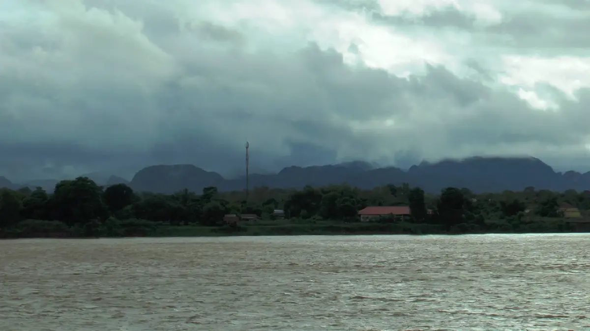 พายุไมสัก ขึ้นฝั่งจีน เตือน ฉ.5 ร่องมรสุม ทำไทยอ่วมฝนตก 33 จังหวัด