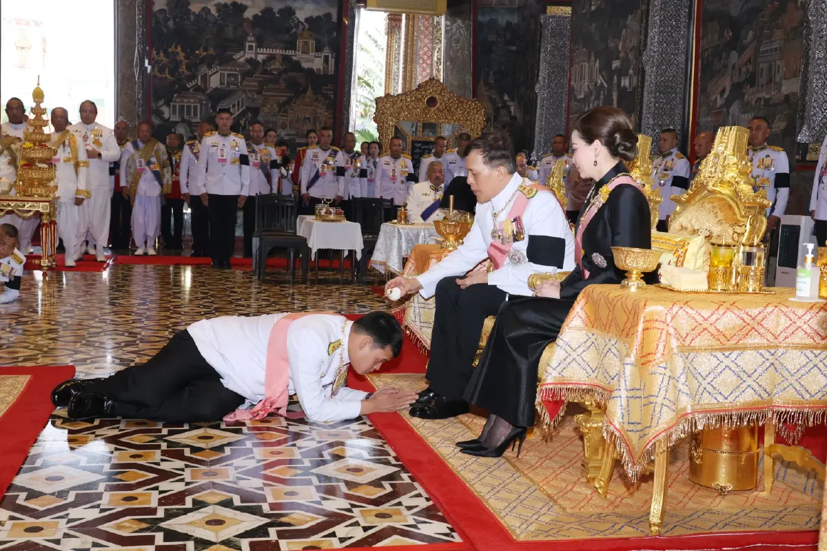 ในหลวง-พระราชินี เสด็จฯ ทรงเปลี่ยนเครื่องทรงฤดูฝน ถวายพระพุทธมหามณีรัตนปฏิมากร