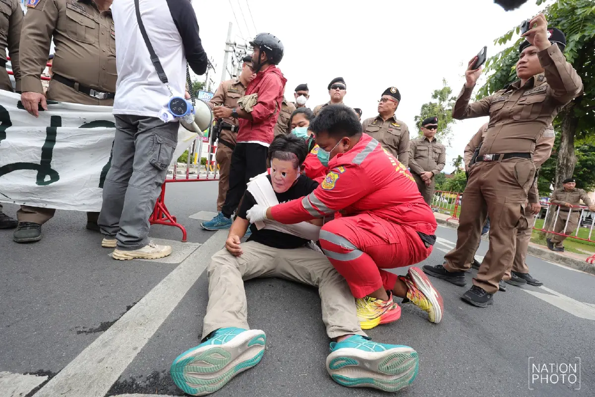 ระทึก! ปะทะหน้าสถานกงสุลจีน เจ็บ 2 ประท้วงเหมืองเมียนมาปล่อยสารพิษลงแม่น้ำ