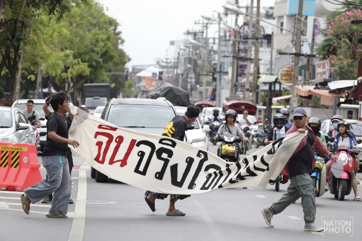 ระทึก! ปะทะหน้าสถานกงสุลจีน เจ็บ 2 ประท้วงเหมืองเมียนมาปล่อยสารพิษลงแม่น้ำ