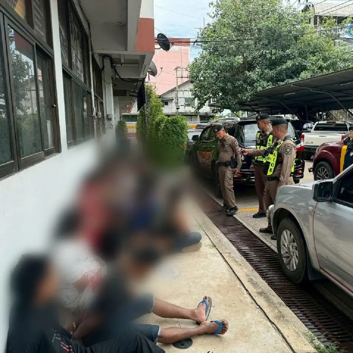 ขบวนการขนต่างด้าว ใช้รถเก๋ง 3 คันติดฟิล์มทึบ อัดแน่น 23 คนเต็ม
