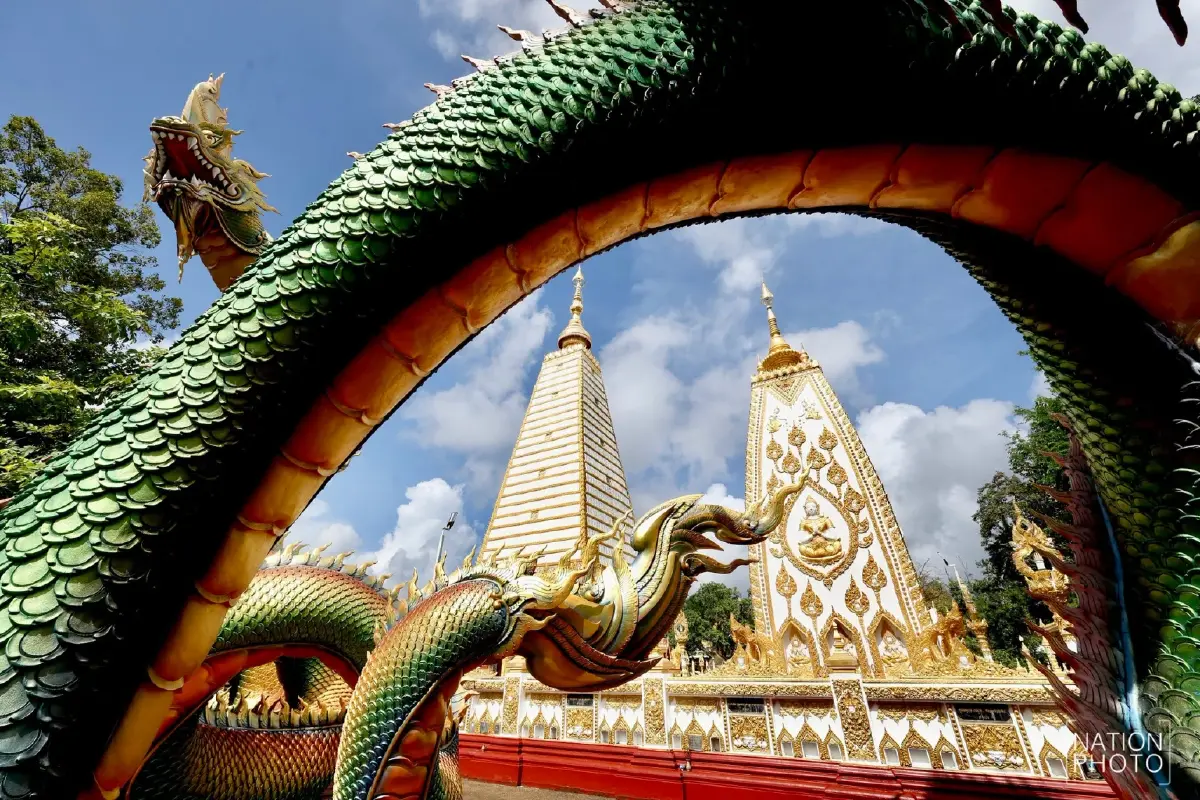 แน่นวัด! แห่ทำบุญเข้าพรรษา วัดพระธาตุหนองบัว จ.อุบลฯ ขอพรพญานาค เสริมมงคลชีวิต
