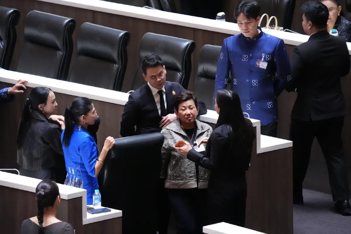 'รักชนก' เดินหา 'ไชยชนก' เจอ 'บิ๊กสีน้ำเงิน' โผกอด-ลูบหัวอบอุ่น