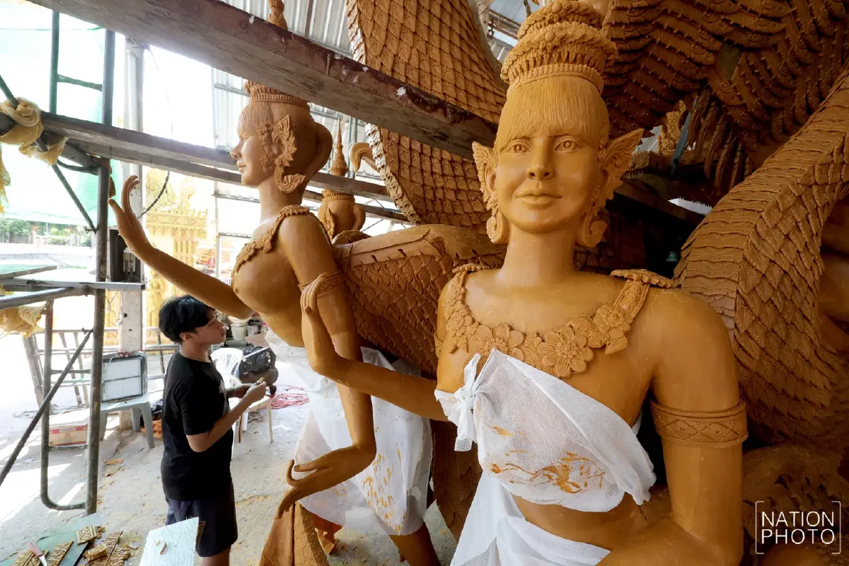 ฮือฮา! แห่เทียนโชคชัย แกะสลักรูป "ลิซ่า" เป็นนางฟ้าสุดวิจิตร
