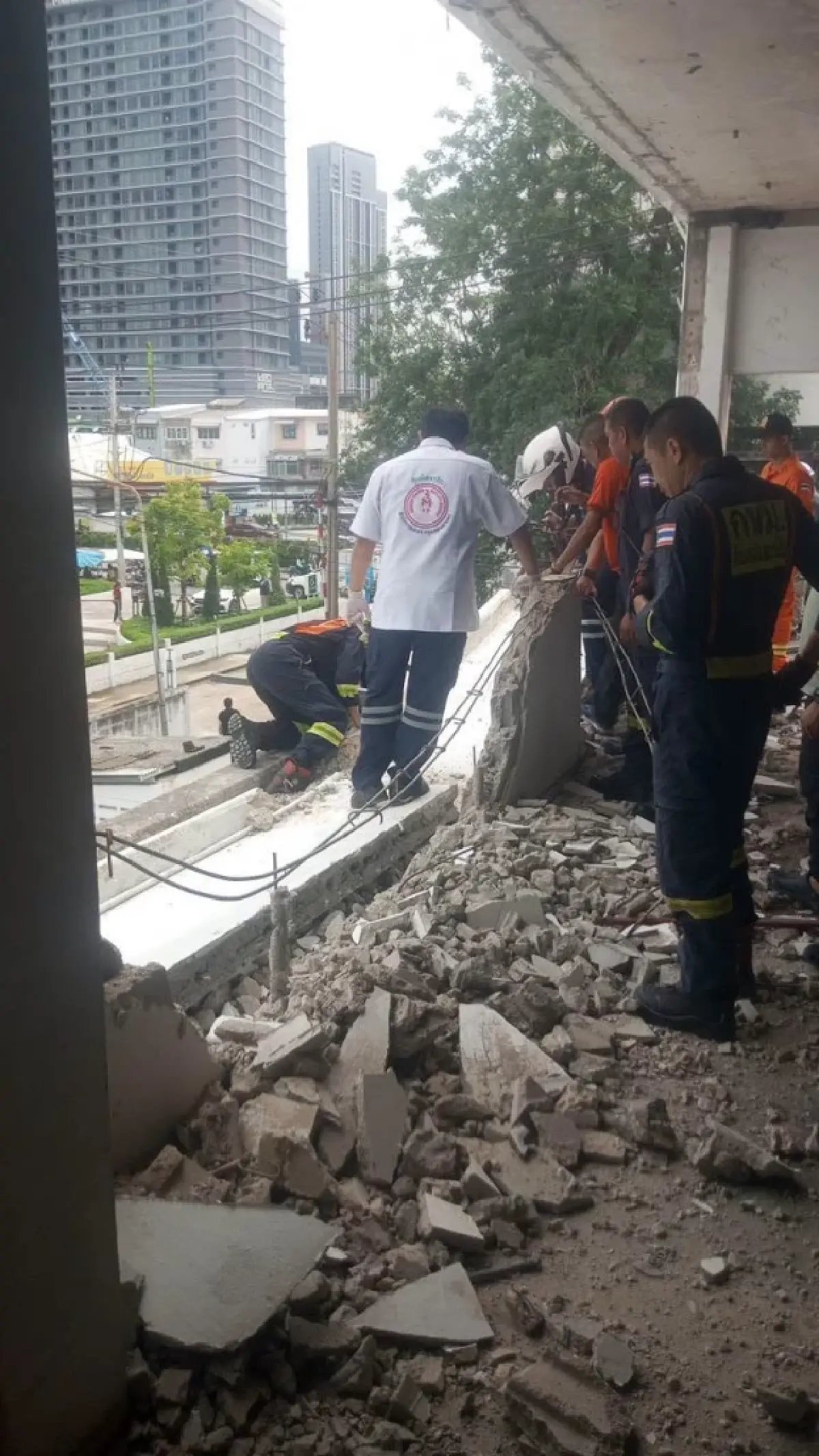 ด่วน แผ่นคอนกรีตล้มทับคนงาน เสียชีวิต 1 ซอยสุขุมวิท 66/1 เขตบางนา