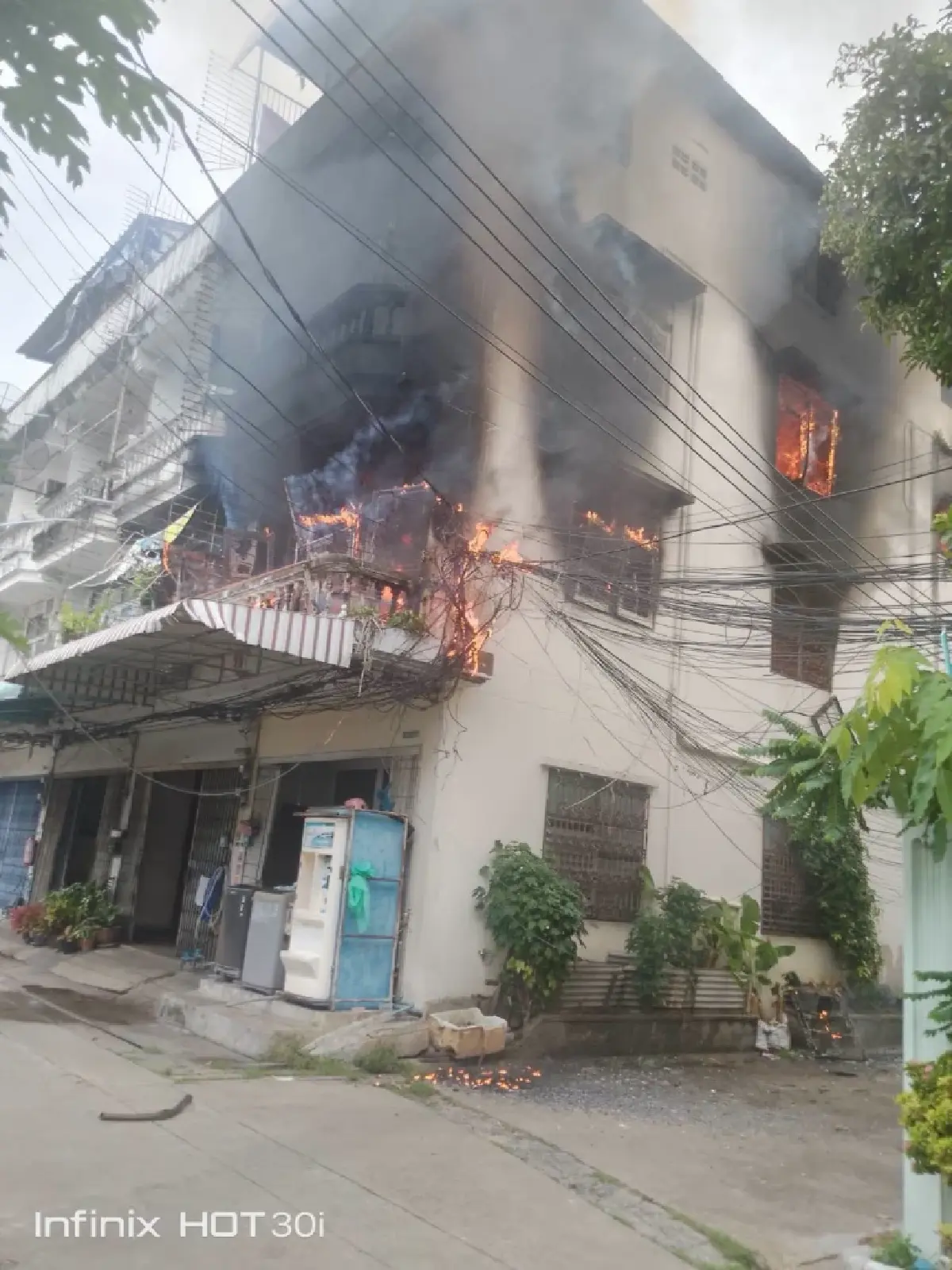 ด่วน! ไฟไหม้อาคารพาณิชย์ ย่านวงศ์สว่าง ซอยกรุงเทพ-นนทบุรี 33