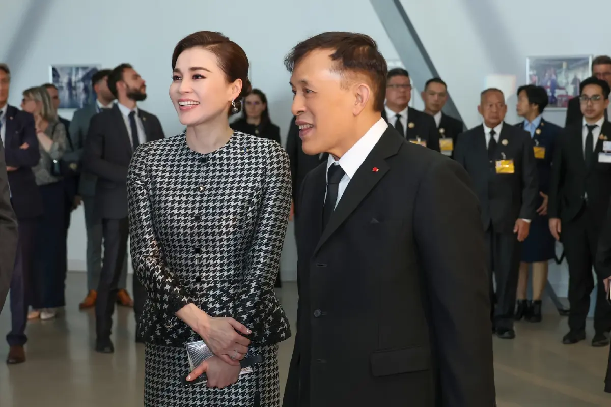 ในหลวง-พระราชินี ทอดพระเนตรการดำเนินงานของบริษัทแอร์บัส ก่อนเสด็จฯ กลับไทย