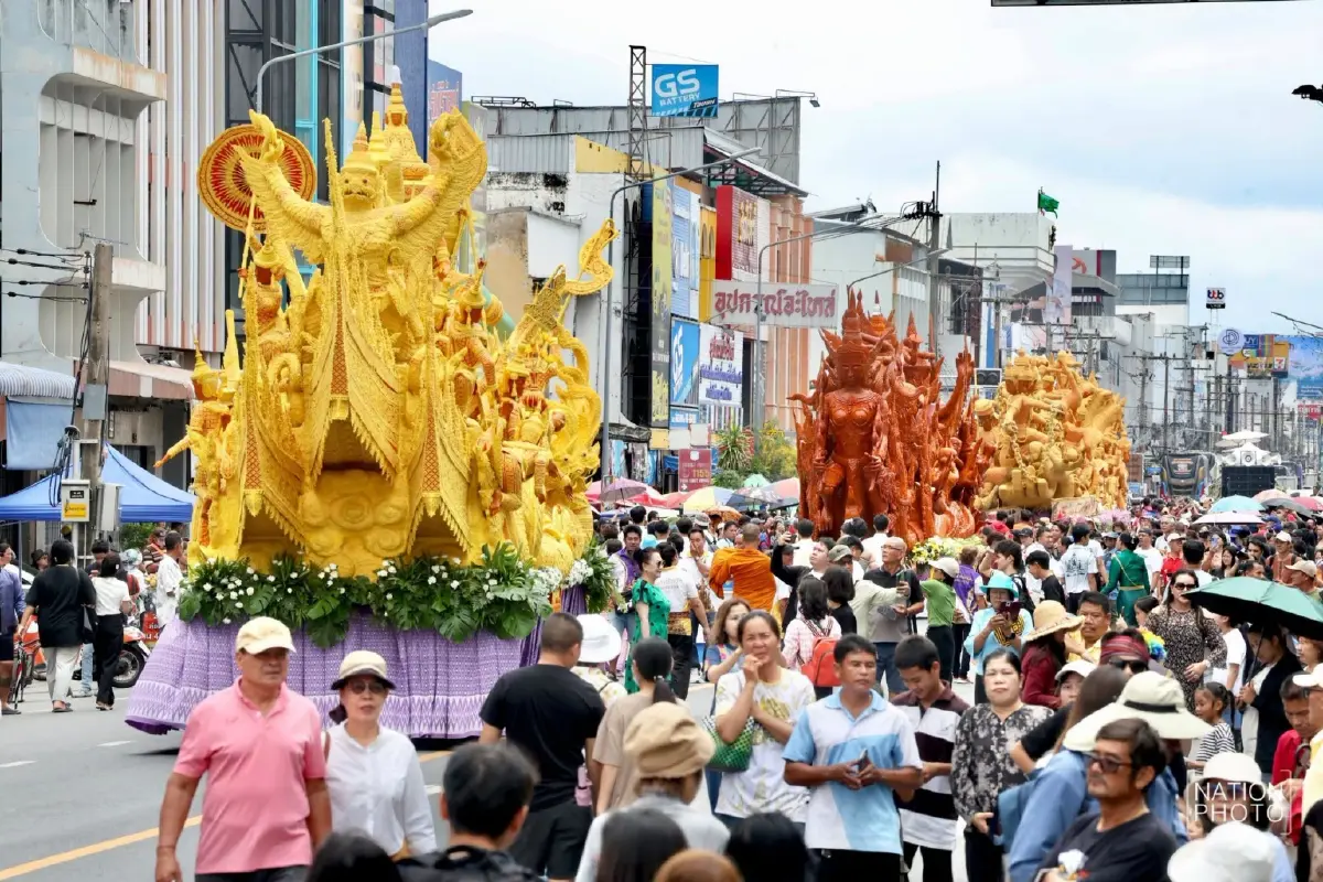 สุดวิจิตร! แห่เทียนพรรษาอุบลราชธานี 2569 ยิ่งใหญ่ฉลอง 125 ปี นักท่องเที่ยวแห่ชมเนืองแน่น