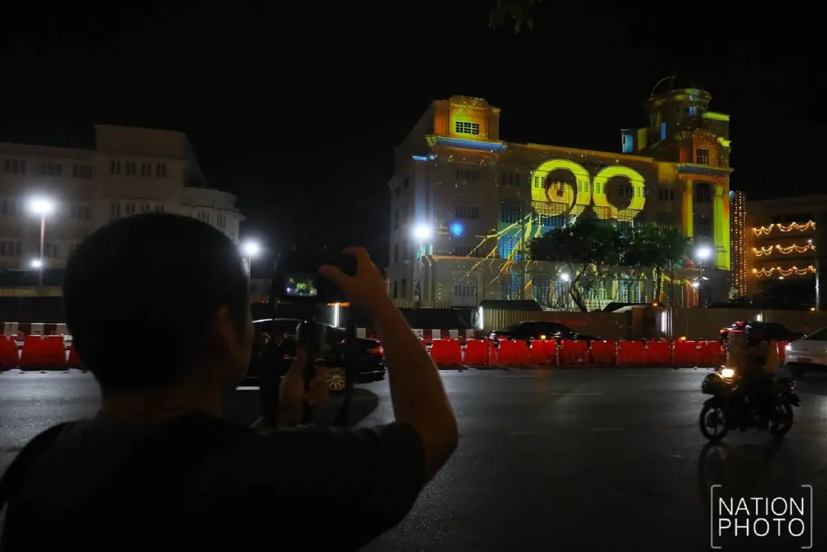 ประชาชนร่วมชม Immersive Art แสงแห่งอนาคต เฉลิมพระเกียรติ ร.10
