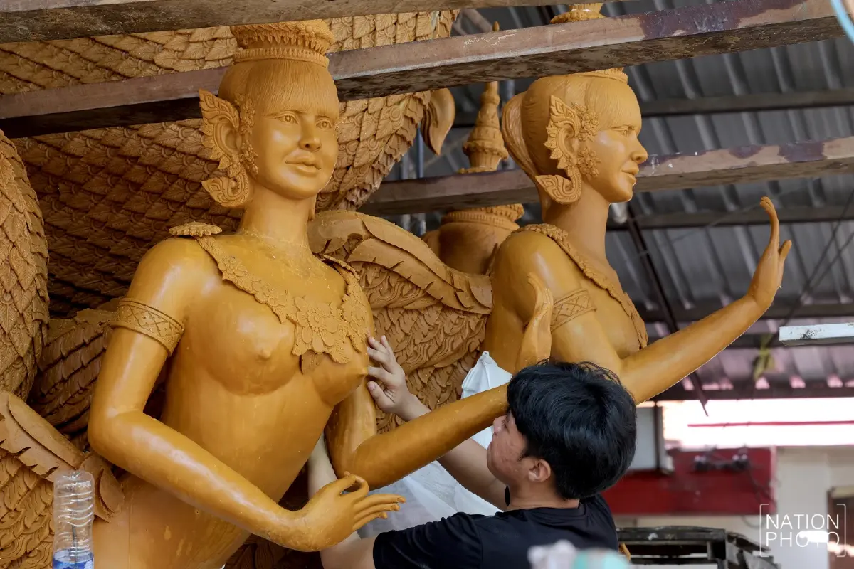ฮือฮา! แห่เทียนโชคชัย แกะสลักรูป "ลิซ่า" เป็นนางฟ้าสุดวิจิตร