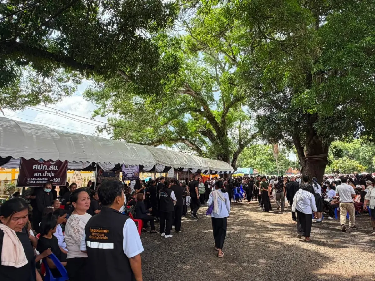 ทั่วสารทิศเกือบหมื่นคน ร่วมพิธีพระราชทานเพลิงศพพระ 7 รูป ถูกรถชนดับ