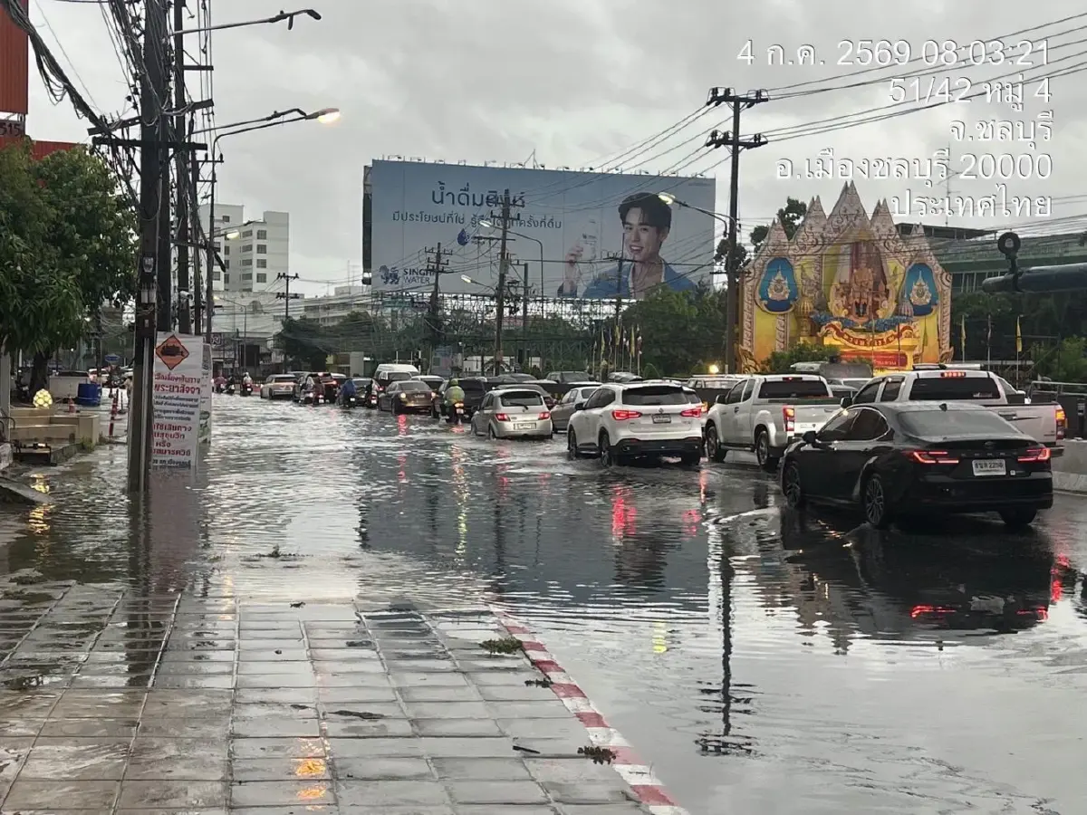 ชลบุรีอ่วม ฝนตกหนัก 'สุขุมวิท-บายพาสบึง' น้ำท่วมสูง เดินทางลำบาก