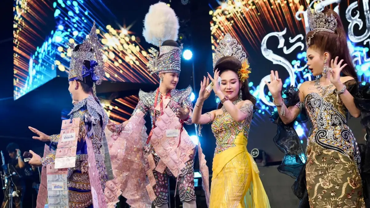‘โฟล์คพระนคร รัชดา’ ศูนย์รวมความม่วนของคนอีสาน ชม ‘หมอลำ’ ใจกลางกรุงเทพมหานคร