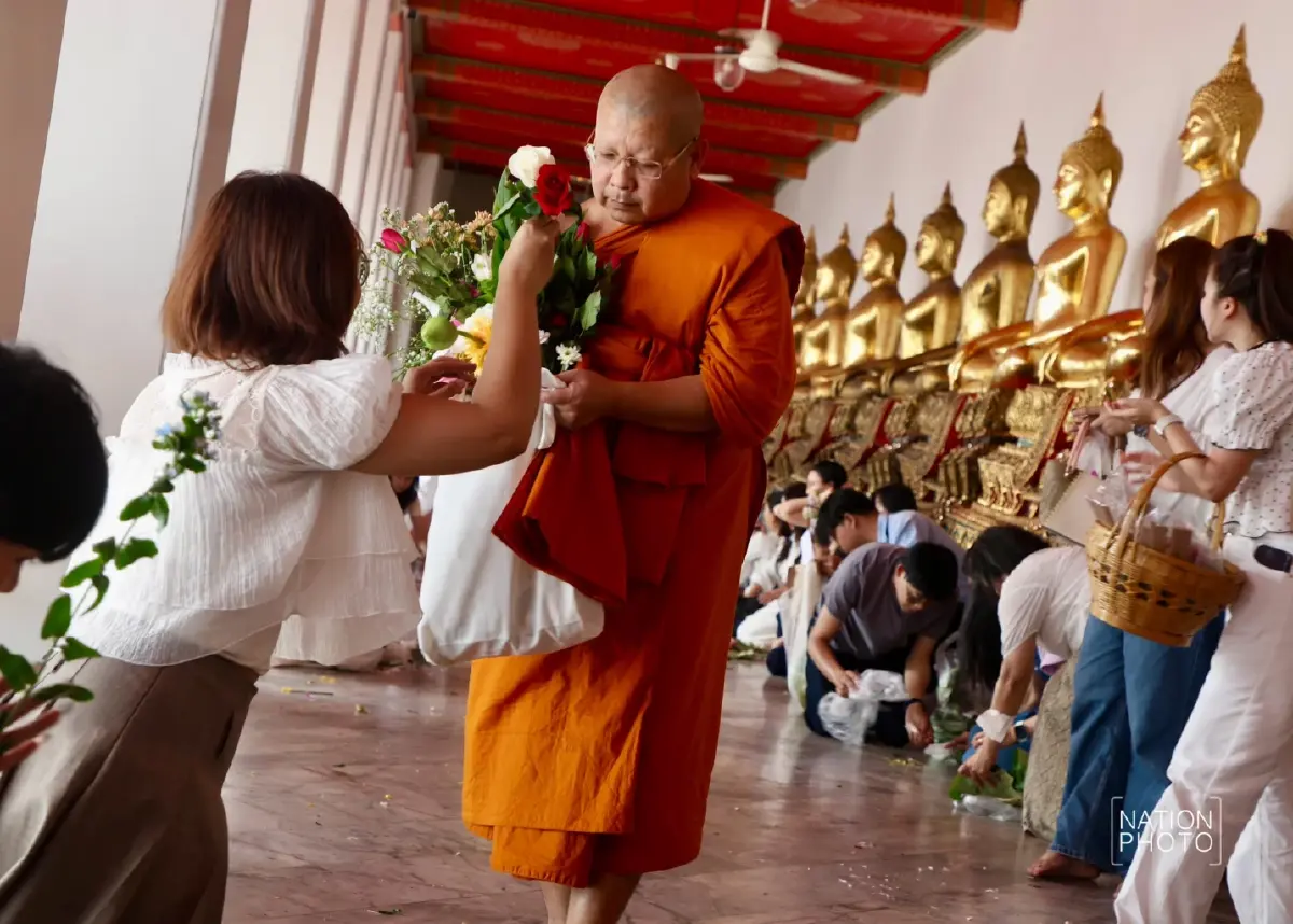 หนึ่งปีมีครั้ง “ตักบาตรดอกไม้” วัดโพธิ์ วันเข้าพรรษา 69 พุทธศาสนิกชนร่วมทำบุญแน่น