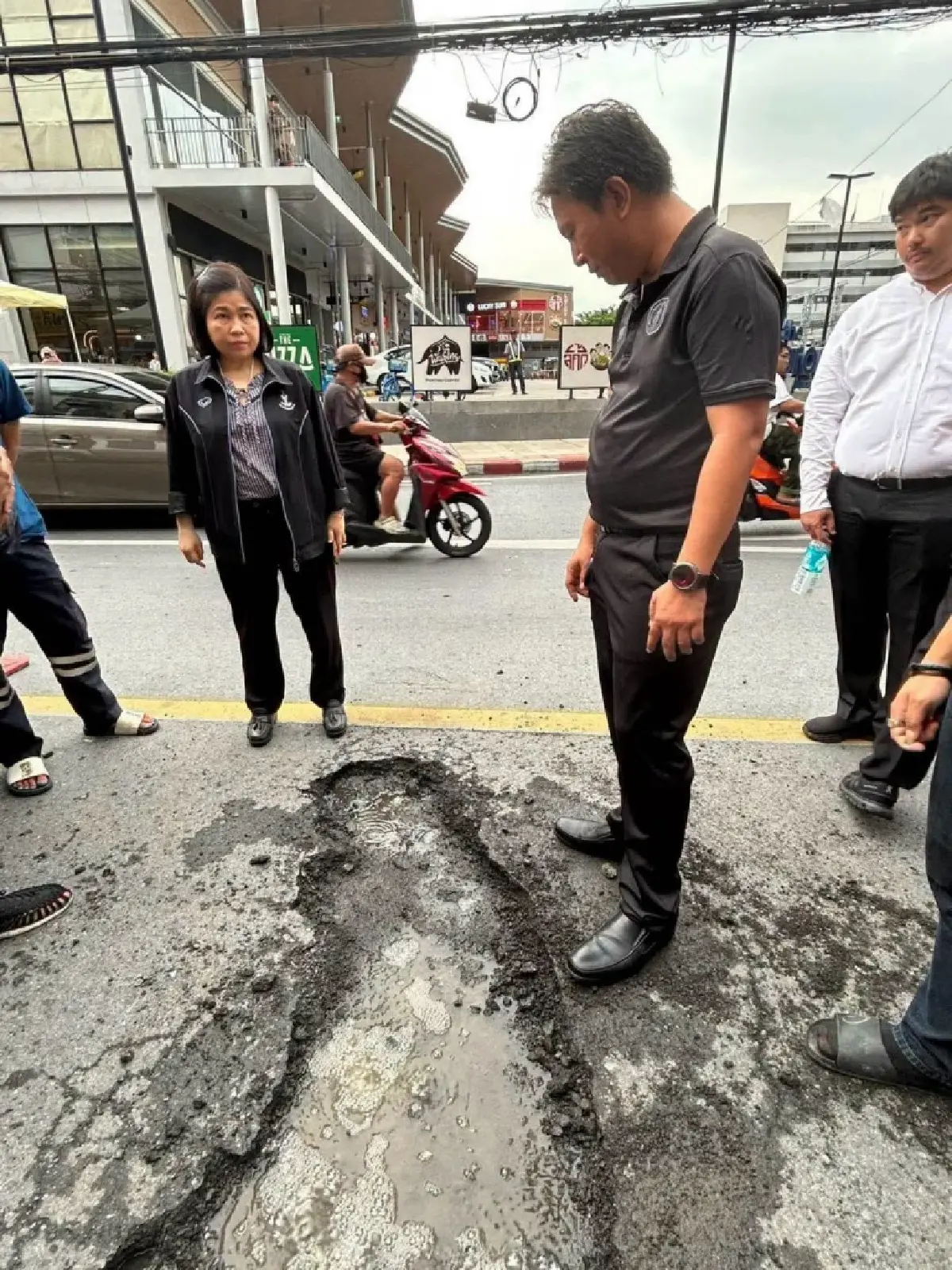 ระทึก "น้ำผุดกลางถนน" แยกเดอะพร้อม ถ.ประชาสงเคราะห์ แจ้งเลี่ยงเส้นทาง