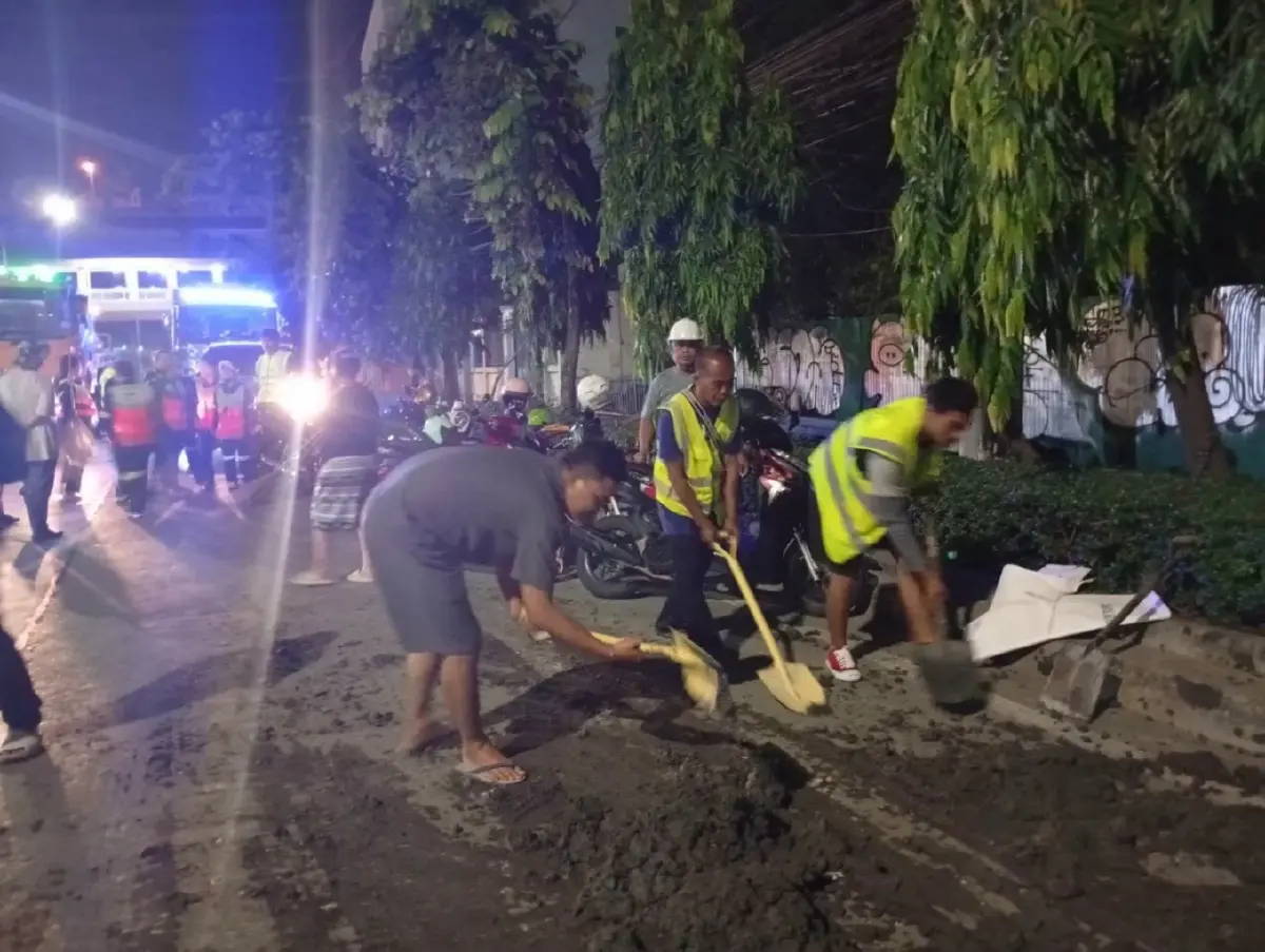 ฉีดน้ำ เคลียร์เส้นทางด่วน รถบรรทุกทำดินเลนตกหล่น ถนนพระรามที่ 3