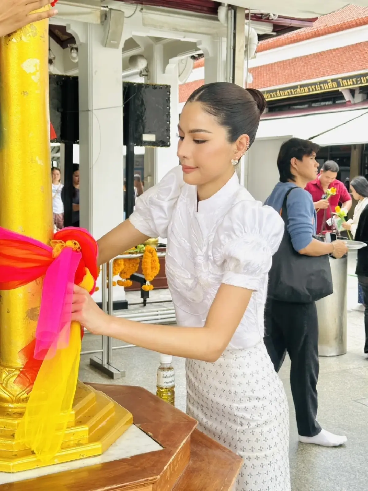 'หนิง ปัทมา' เข้าวัดพระแก้ว-ศาลหลักเมือง สาบานยืนยันความบริสุทธิ์ใจ