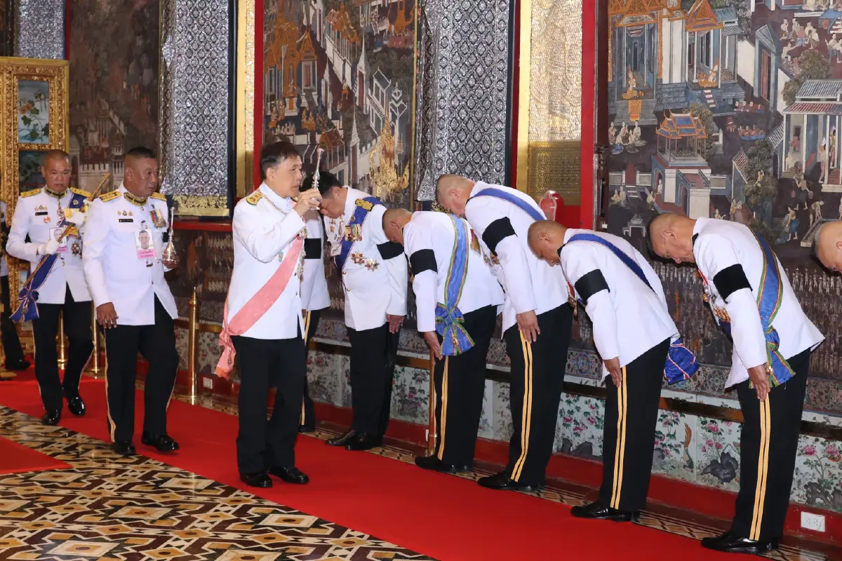 ในหลวง-พระราชินี เสด็จฯ ทรงเปลี่ยนเครื่องทรงฤดูฝน ถวายพระพุทธมหามณีรัตนปฏิมากร