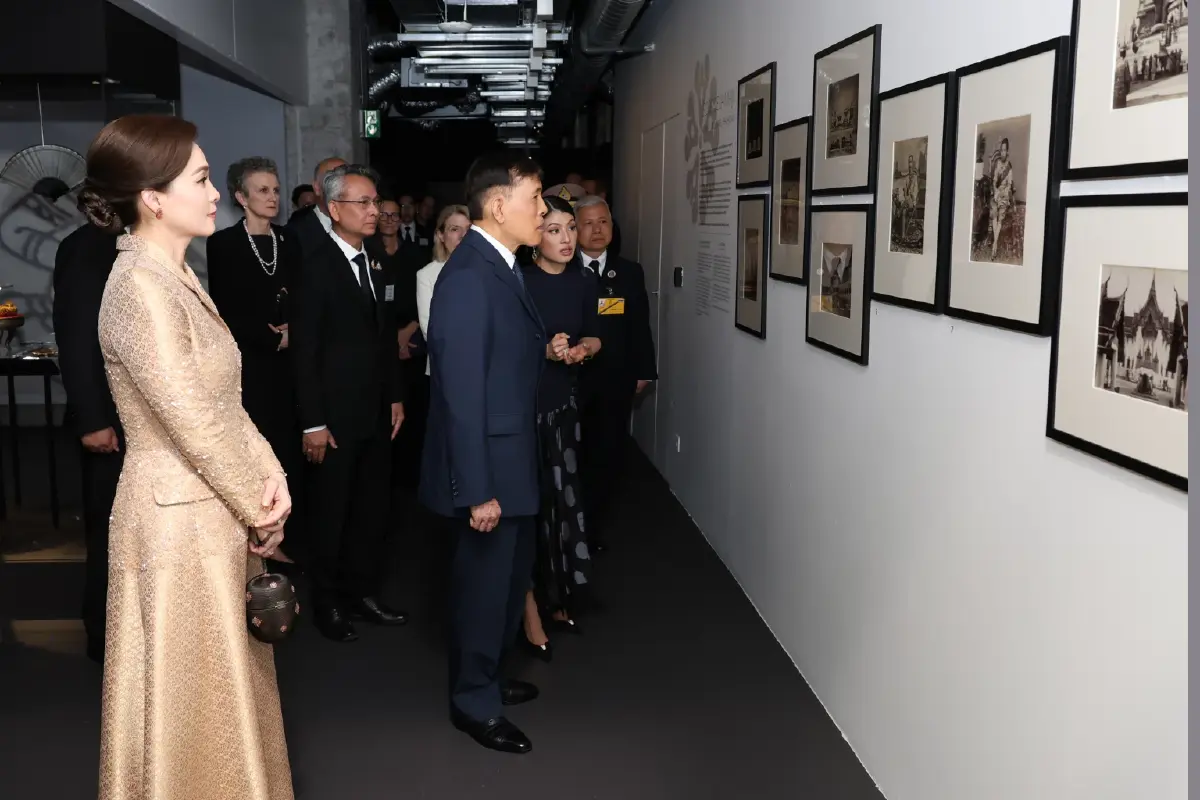 ในหลวง-พระราชินี เสด็จฯ ทอดพระเนตรนิทรรศการ “ราชพัสตราสู่สากล” ณ กรุงปารีส สาธารณรัฐฝรั่งเศส