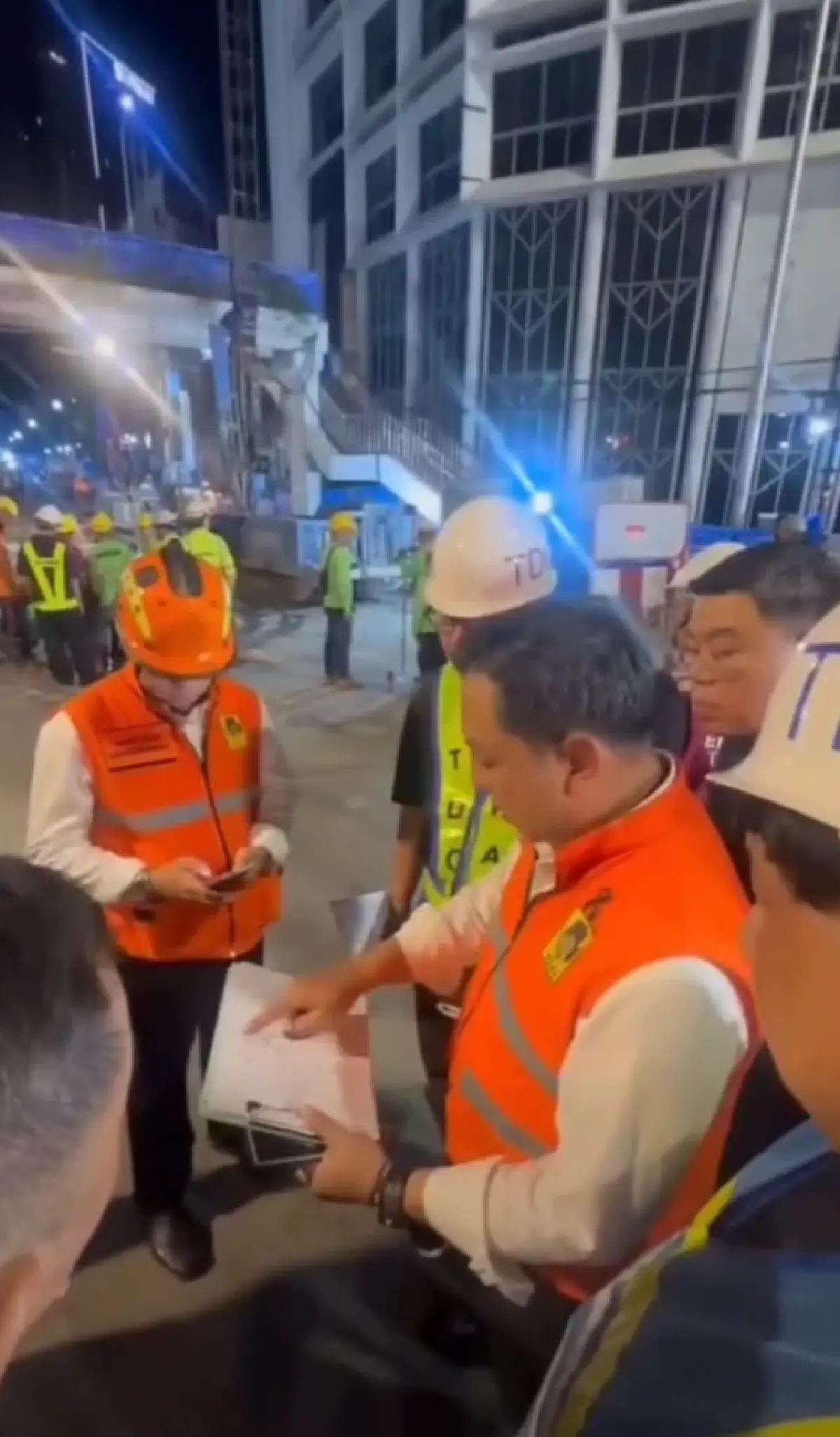 ห้ามใช้อาคาร ถนนประชาธิปก ดินทรุดตัว เหตุน้ำรั่ว อุโมงค์รถไฟฟ้าวงเวียนใหญ่