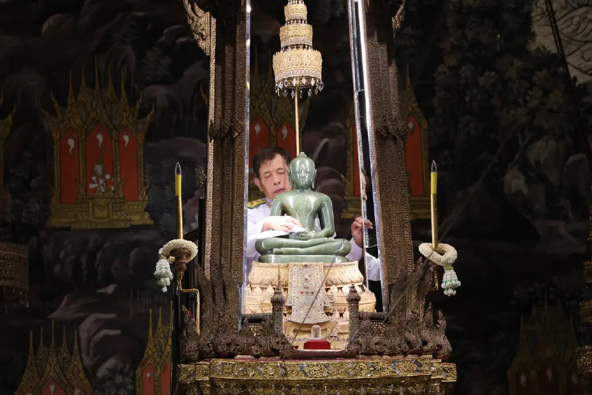 ในหลวง-พระราชินี เสด็จฯ ทรงเปลี่ยนเครื่องทรงฤดูฝน ถวายพระพุทธมหามณีรัตนปฏิมากร