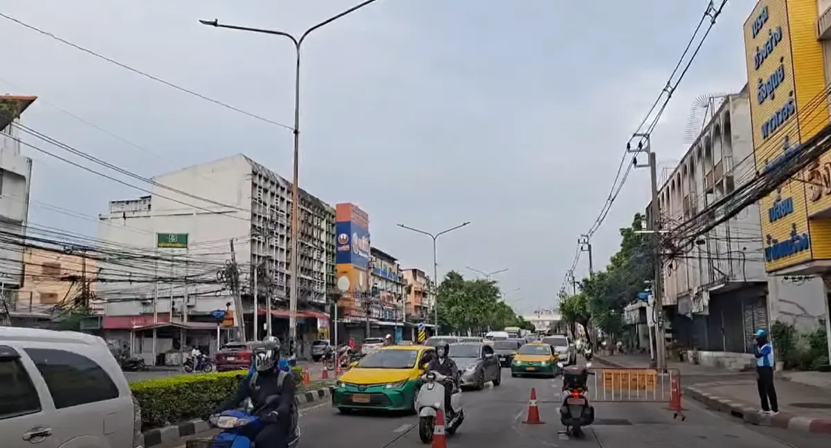 ปิดถนน 2 เลน รถติดมาก เสาไฟฟ้าเอียง ถนนนวมินทร์ ซอยนวมินทร์ 61 เร่งแก้ไข