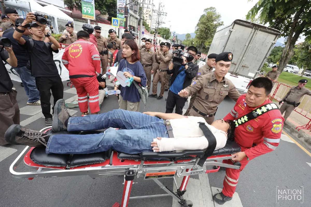 ระทึก! ปะทะหน้าสถานกงสุลจีน เจ็บ 2 ประท้วงเหมืองเมียนมาปล่อยสารพิษลงแม่น้ำ